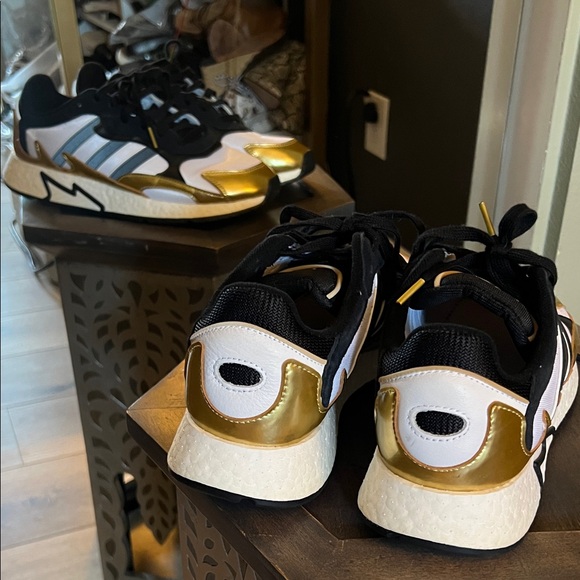 🛑 1 hour sale. Adidas Black and Gold Athletic Shoes - Picture 2 of 10